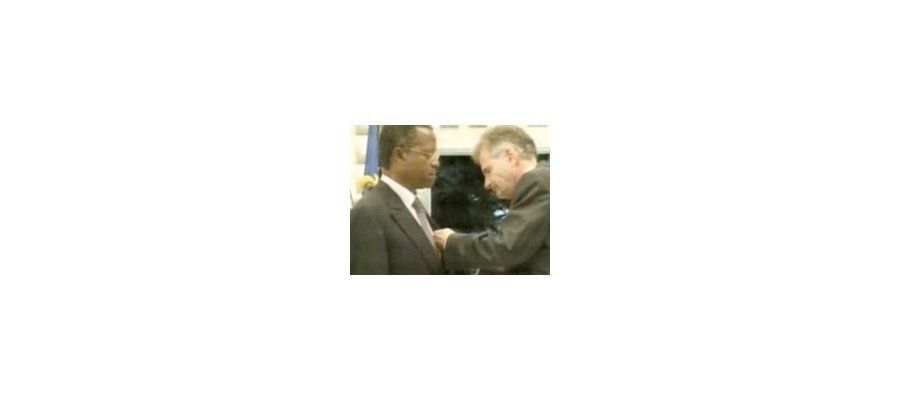 Image:A contretemps de l'Histoire, la France adoube le dauphin du président Sassou