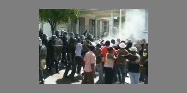 Image:Guadeloupe : Des gaz lacrymogènes en pleines figures