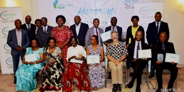Image:Izuba reçoit le prix de la Promotion de la Littérature et des Médias